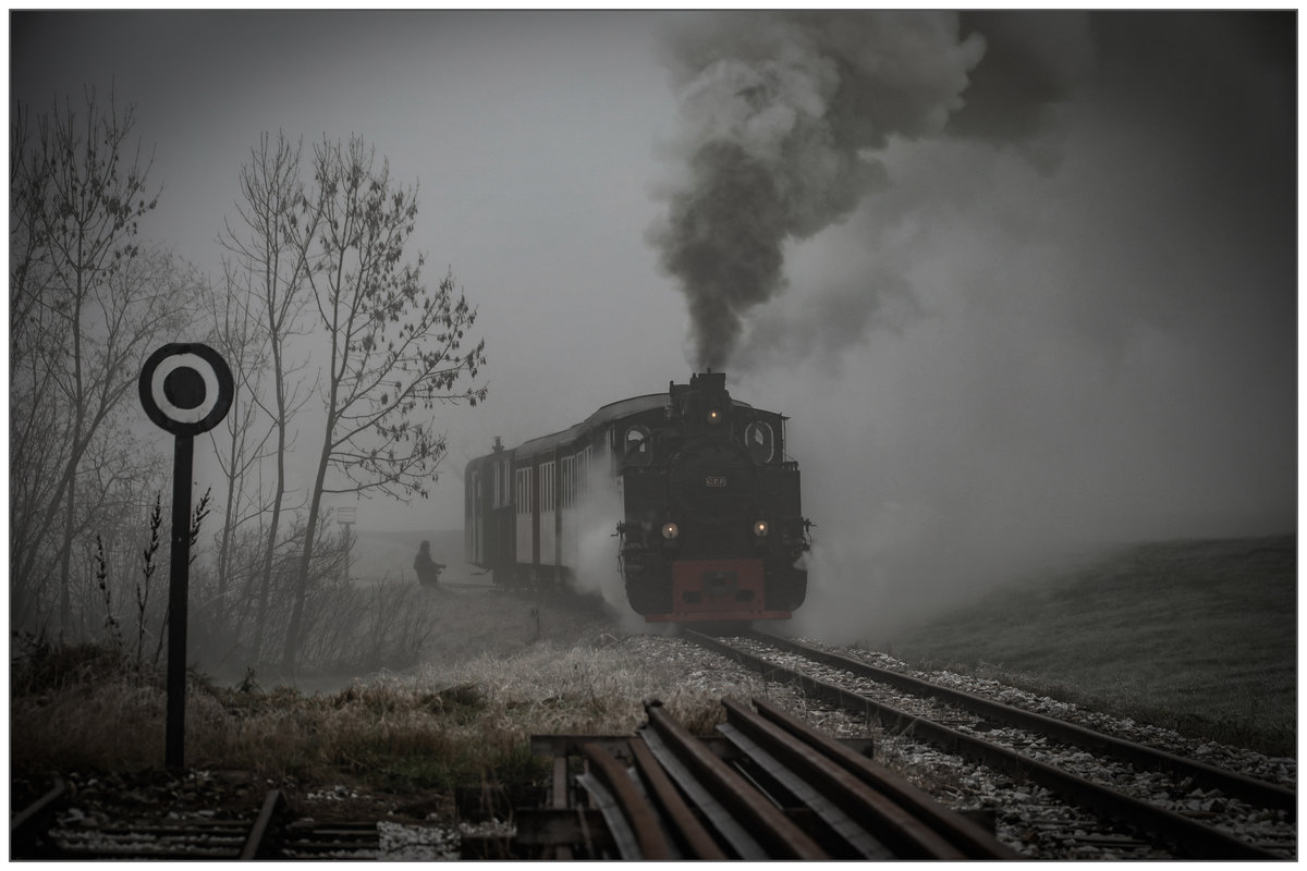 Nach getaner Tat packt HP seine Sachen und wandert zurück in die Haltestelle Herbersdorf an diesem nebeligen 2.12.2018