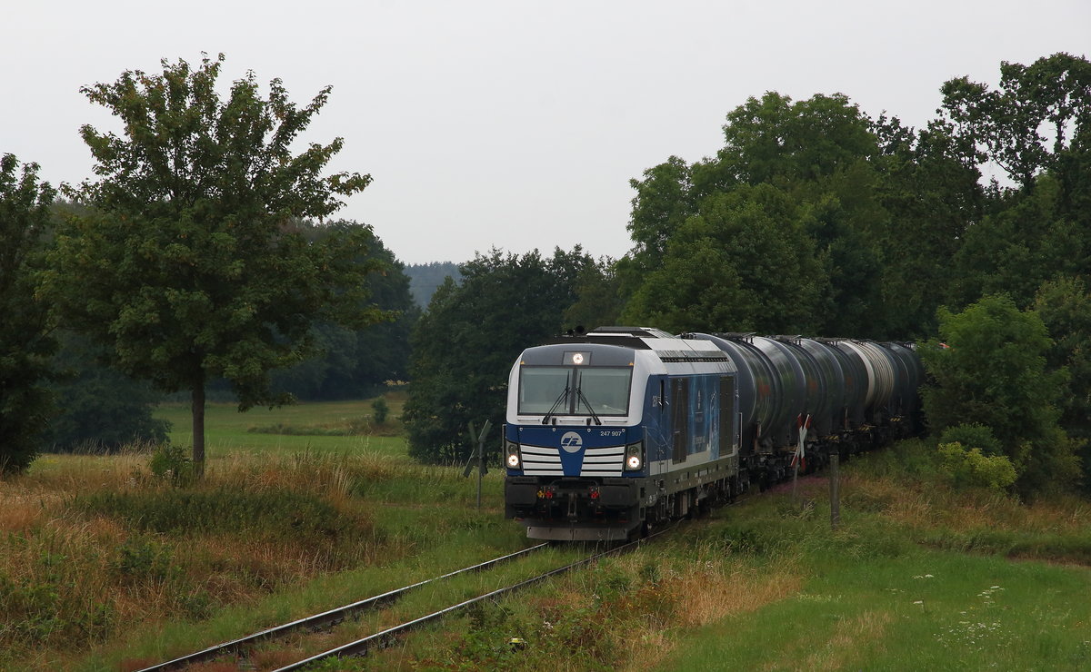 Nach gut 2h nach dem die 247 907 Lz zum Tanklager fuhr kam sie bei nun einsetzendem Regen wieder zurück mit einem Kesselzug. Dieser natürlich auf dem Weg nach Leuna. Aufgenommen bei Struth nahe Niederpöllnitz am 31.07.2019 