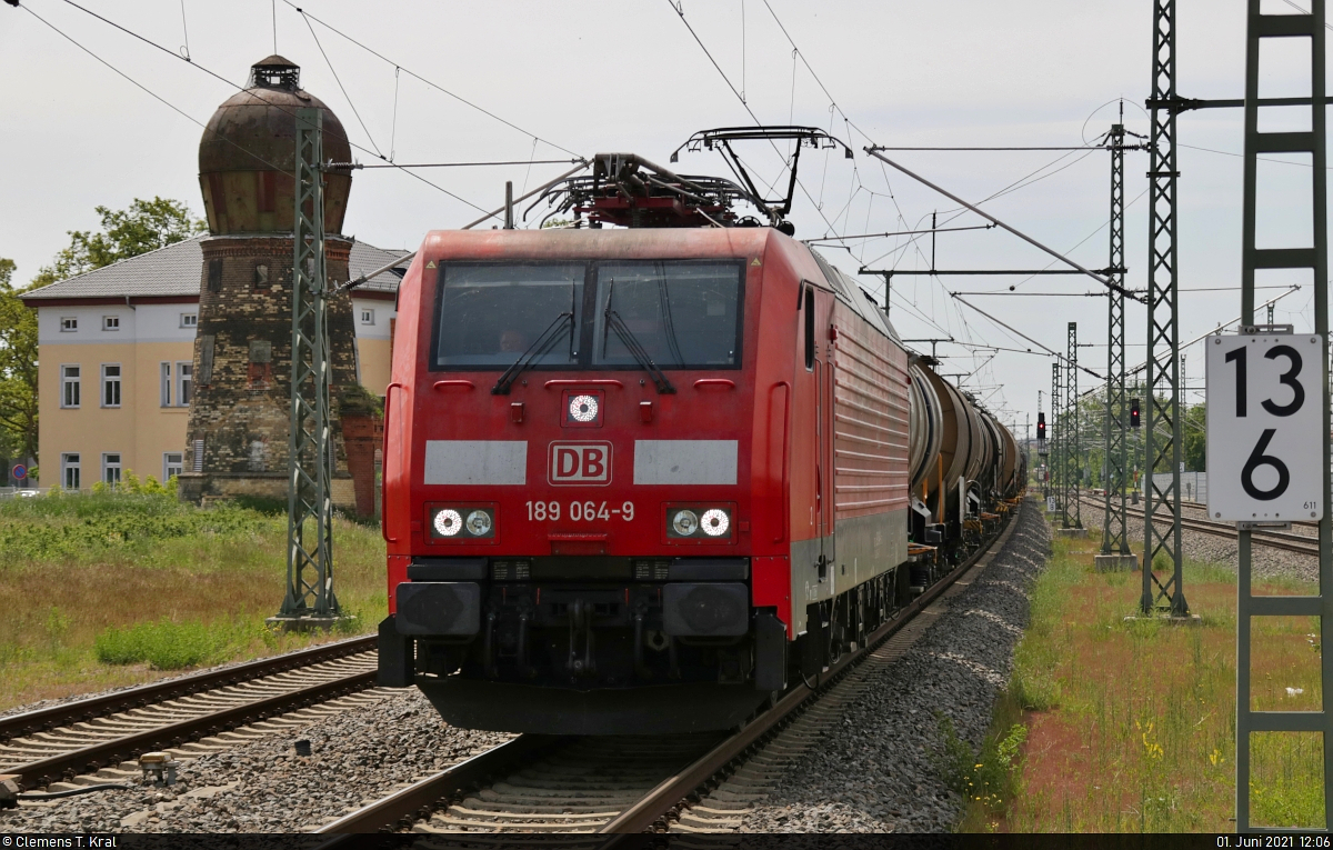 Nach gut 45 Minuten hat der Kesselzug von den Buna-Werken mit 189 064-9 (Siemens ES64F4) in Merseburg Gbf Kopf gemacht und kann seine Reise nach Děčín über Halle (Saale) endgültig starten. Am Ende des Bahnsteigs 1/2 nahm ich ihn in Merseburg Hbf erneut auf.

🧰 DB Cargo
🚝 GC 47351 Buna-Werke–Děčín hl.n.nak.n. (CZ)
🚩 Bahnstrecke Halle–Bebra (KBS 580)
🕓 1.6.2021 | 12:06 Uhr