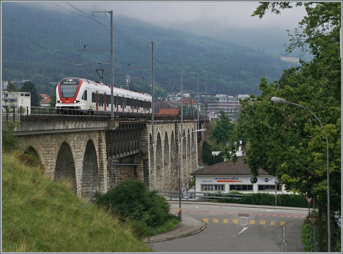 Nach gut hundert Jahren dient die Strecke der MLB doch ihrem eigentlichen Zweck: Internationalem Verkehr nach Frankreich und dies praktisch im Stundentakt, wobei die Erbauer natürlich weniger den jetzt stattfindenden Lokalverkehr nach Delle oder Meroux im Sinn hatten, sondern internationale Schnellzüge von Paris über die Alpen nach Milano.

Der SBB RABe 522 205 ist als RE 3164 auf dem 285 Meter langen Mösli Viadukt kurz vor nach der Abfahrt in Grenchen Nord auf dem Weg von Delle nach Biel/Bienne.

4. Juli 2021