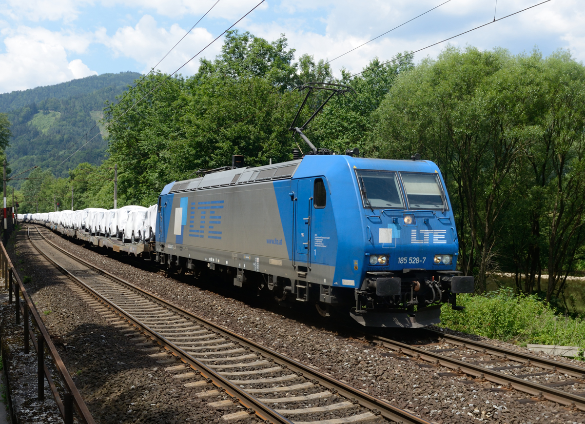 Nach gut zehn Jahren bei LTE hatte die 185 528 ihre letzte planmäßige Leistung am 01. Juli 2015 mit dem Autozug 48990 nach Bremerhaven, fotografiert bei Peugen. 

