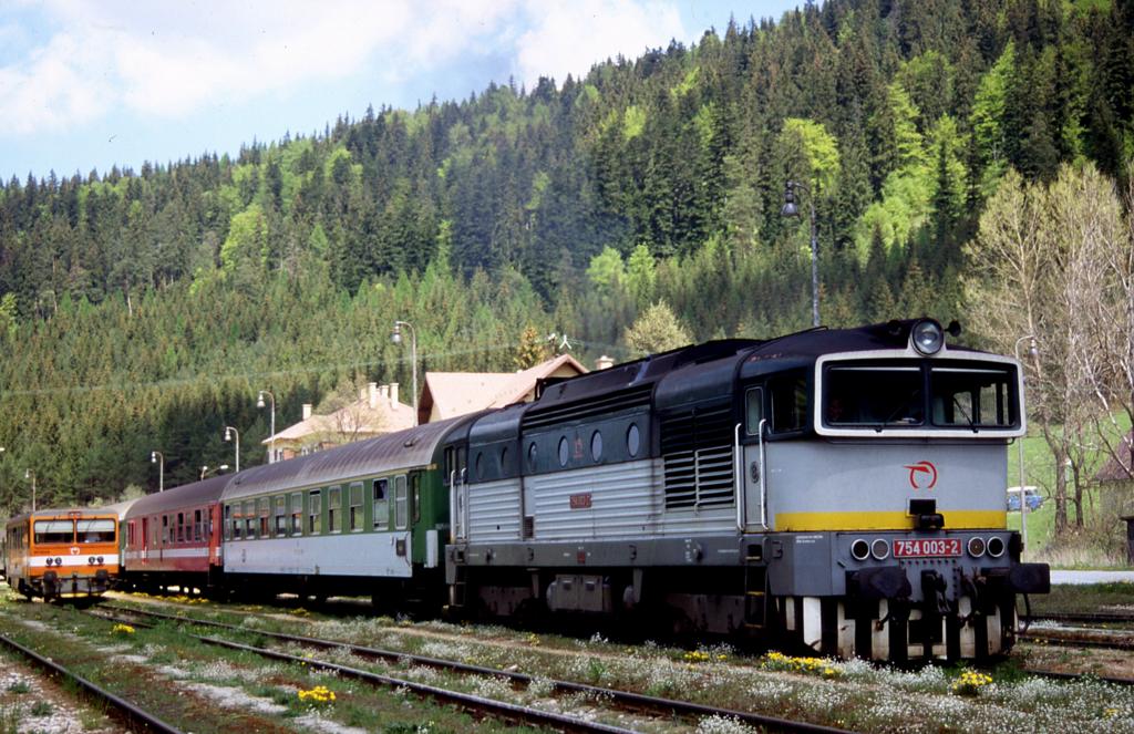 Nach Halt und Zugkreuzung startet die slowakische 754003 am 20.5.2004 
mit dem R 811 im Landbahnhof Cervena Skala um 12.07 Uhr nach Humenne. 