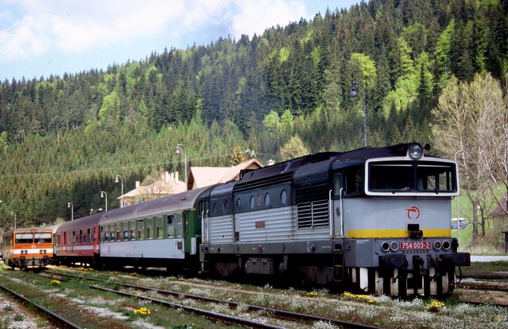 Nach Halt und Zugkreuzung startet die slowakische 754003 am 20.5.2004 
mit dem R 811 im Landbahnhof Cervena Skala um 12.07 Uhr nach Humenne. 