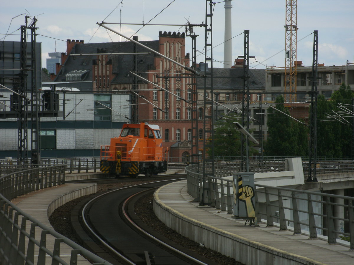 Nach Hause ging es für die 352 105,am 12.Juni 2011,als die Lok den Berliner Hbf nach Rummelsburg verließ.