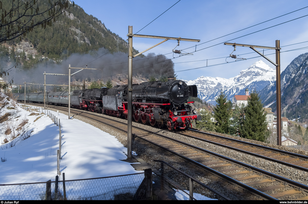Nach der Hinfahrt ins Tessin zwei Tage zuvor folgte am Samstag, dem 7. März 2015 die Rückfahrt der mehrtägigen Dampffahrt über den Gotthard bei schönstem Frühlingswetter. Ich konnte den Zug mit 01 202 und 01 1066 in Wassen mit der berühmten Kirche ablichten.