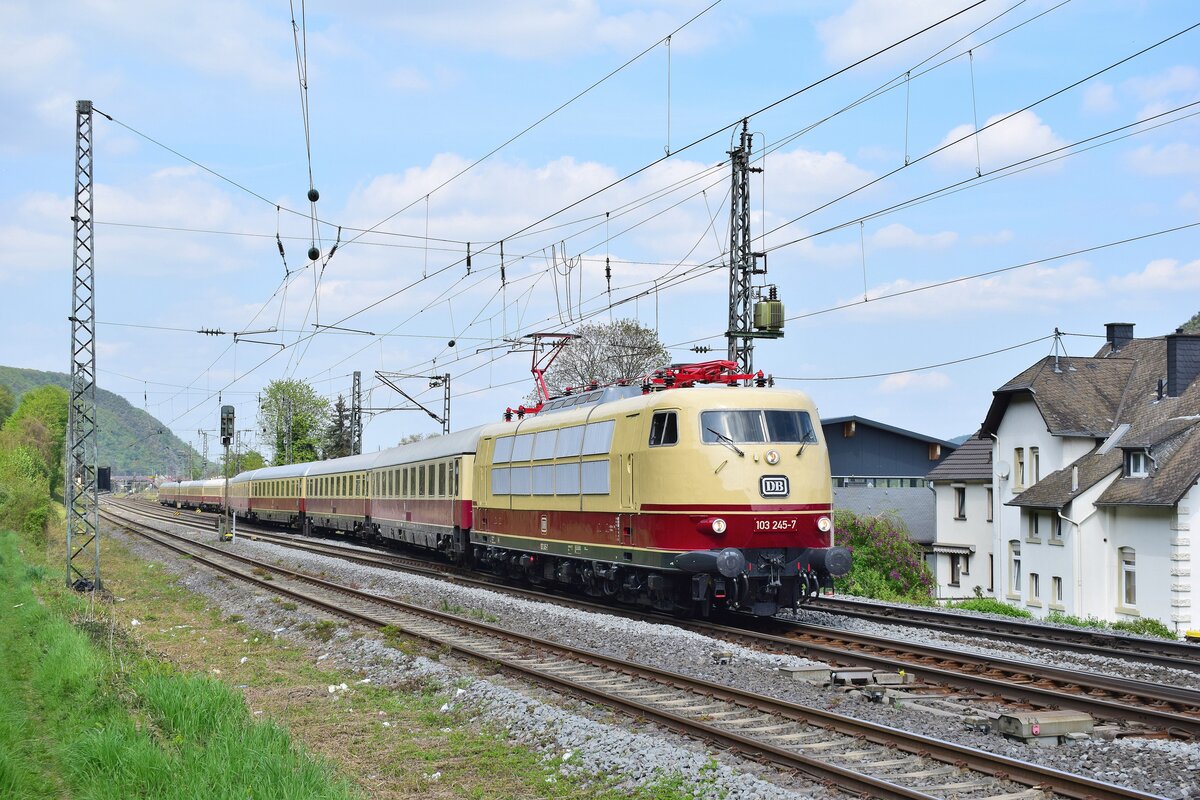 Nach ihrem 3 stündigen Aufenthalt geht es für 103 245 und ihrem Rheingoldzug von Brohl aus weiter nach Andernach.

Brohl 23.04.2022