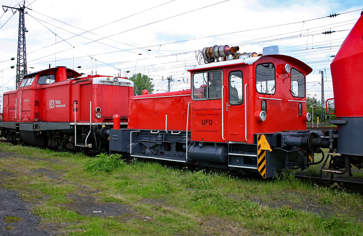 Nach ihrer z-Stellung und Ausmusterung 1999 wurde die Kleinlok 332 064 als  Gerät im internen Verschub weiterverwendet. Interessant ist auf der Aufnahme am 16.05.2005 im ehemaligen Bw. Darmstadt nicht nur die ungewöhnliche verkehrsrote Lackierung ohne Tfz.-Nummer und ein Kat auf dem Dach, sondern auch die Aufschrift: Regionalverkehr Südhessen/Werkstatt Darmstadt/UFD/Unterflurdrehmaschine.