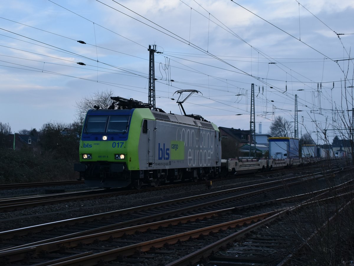 Nach Kaldenkirchen fahrend ist hier die BLS 485 017-8 durch Grevenbroich am heuitgen Nachmittag.