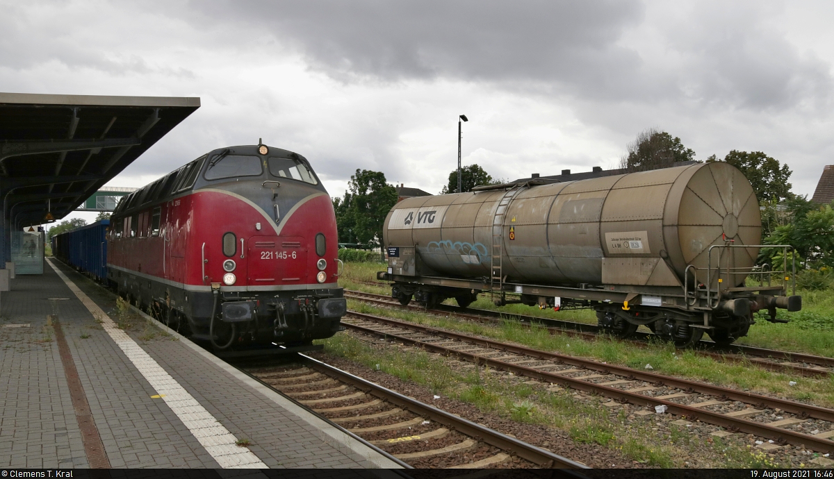 Nach der Kalkverladung steht 221 145-6 (V 200 145) mit dem ersten Teil der Wagen im Bahnhof Staßfurt auf Gleis 3. Der Zug musste hier Kopf machen und wartet nun auf die Abfahrt nach Schönebeck(Elbe). Daneben ein abgestellter Kesselwagen mit der Bezeichnung  Zaens  (33 85 7970 316-0 CH-VTGCH).

🧰 Ostmecklenburgische Bahnwerk GmbH, vermietet an die Eisenbahngesellschaft Potsdam mbH (EGP) | VTG AG
🚩 Bahnstrecke Schönebeck–Güsten (KBS 335)
🕓 19.8.2021 | 16:46 Uhr