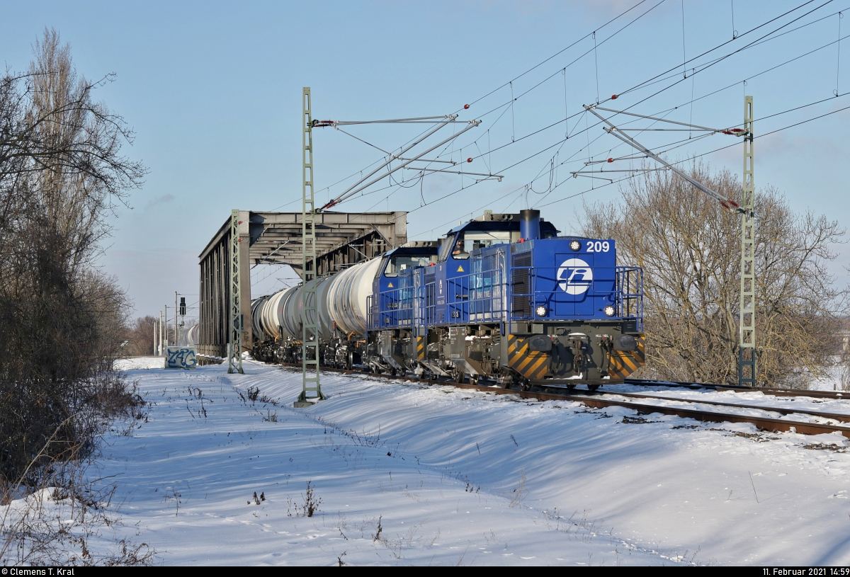 Nach knapp einer Stunde der nächste InfraLeuna-Kesselzug in Schkopau Richtung Merseburg Hbf - diesmal mit 275 012-3 (Lok 209 | Vossloh G 1206) und 275 011-5 (Lok 208).

🧰 InfraLeuna GmbH
🚩 Bahnstrecke Halle–Bebra (KBS 580)
🕓 11.2.2021 | 14:59 Uhr