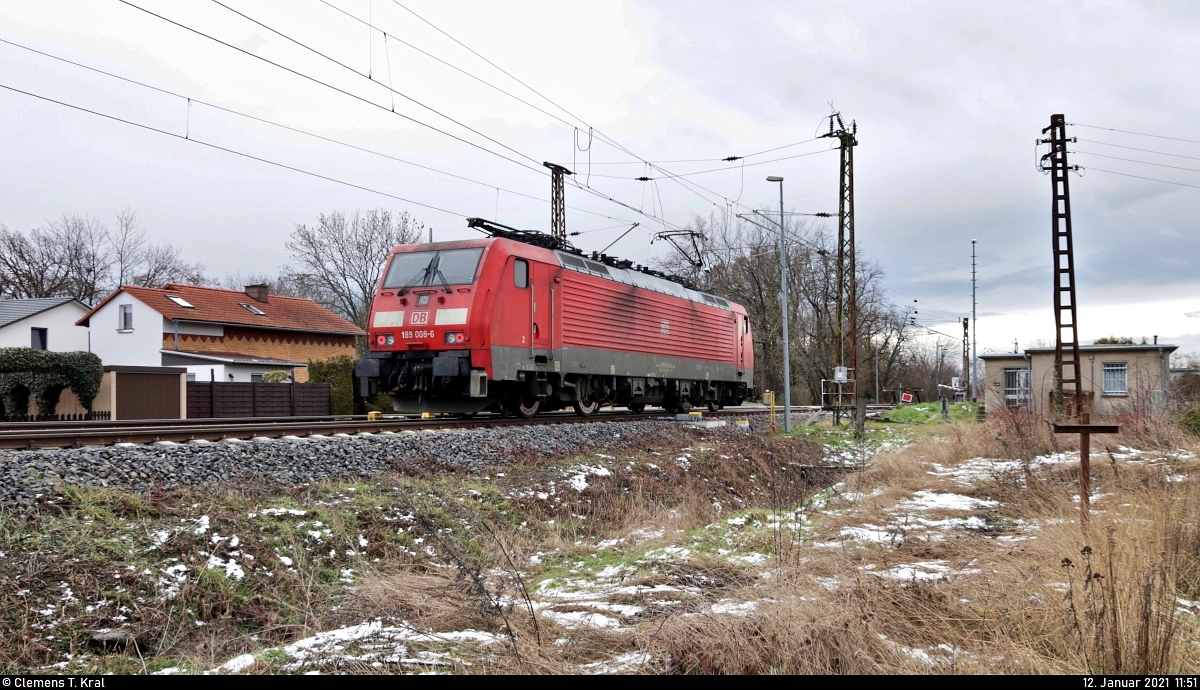 Nach knapp zwei Stunden Standzeit darf die im Nachschuss aufgenommene 189 008-6 (Siemens ES64F4) nun vom Betriebsbahnhof Holleben zu den Buna-Werken fahren.

🧰 DB Cargo
🚝 T 64695 Halle ZBA Süd–Buna-Werke
🚩 Bahnstrecke Merseburg–Halle-Nietleben (KBS 588)
🕓 12.1.2021 | 11:51 Uhr