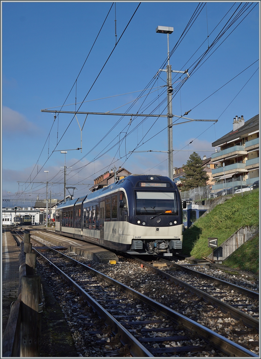 Nach der Kreuzung mit dem Gegenzug verlässt der CEV MVR ABeh 2/6 7501  St-Légier La Chiesaz  den Bahnhof von Chernex als R 36 nach Les Avants. 

17. Dezember 2023 