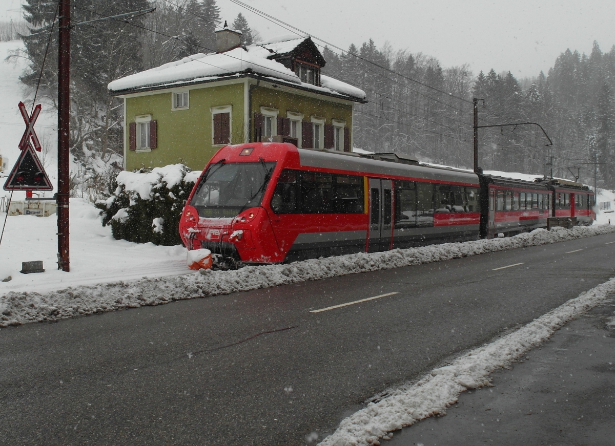 Nach der Kreuzung mit dem nach Appenzell fahrenden Pendelzug wird S22 2136 auf der Fahrt von Apppenzell nach St.Gallen gleich die Haltestelle Riethüsli erreichen (St. Gallen, 01.02.2015).