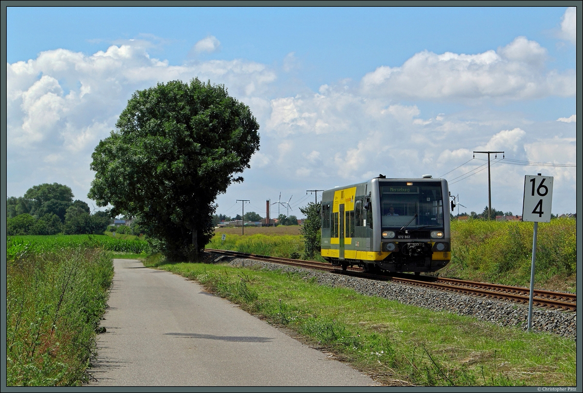 Nach kurzem Aufenthalt verlässt 672 902 als RB 34915 die mehr als 1000 Jahre alte Stadt Schafstädt wieder Richtung Merseburg. (14.07.2014)