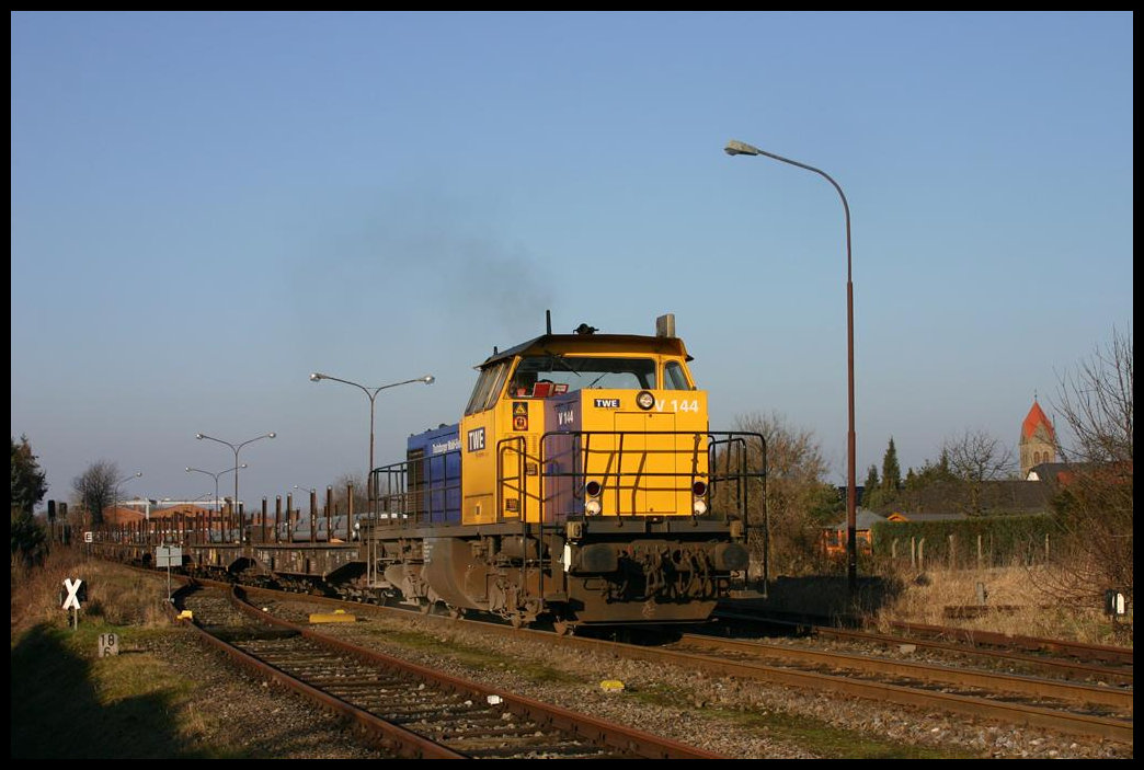 Nach kurzem Halt am 6.2.2005 startet die TWE Lok V 144 mit ihrem Stahlzug wieder in Lengerich Hohne zur Weiterfahrt nach Paderborn.