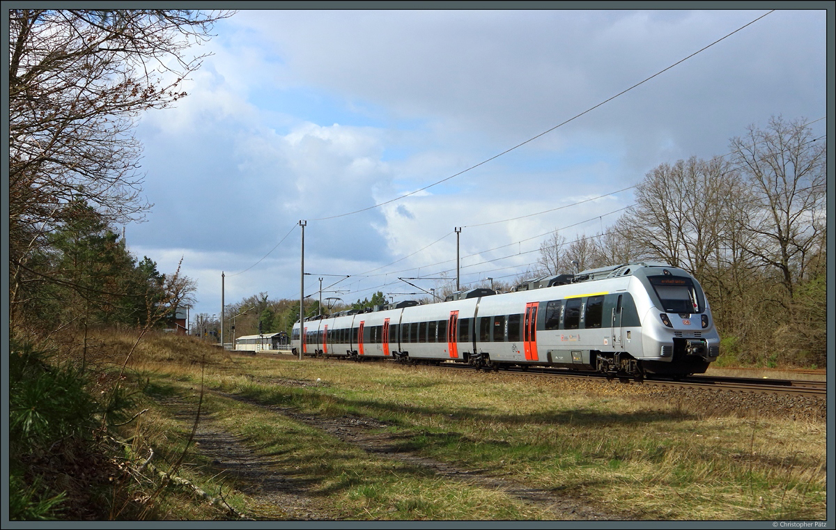 Nach kurzem Halt am Bahnsteig verlässt 1442 305 der S-Bahn Mitteldeutschland Burgkemnitz, um die Fahrt als S 2 nach Lutherstadt Wittenberg fortzusetzen. (10.04.2022)