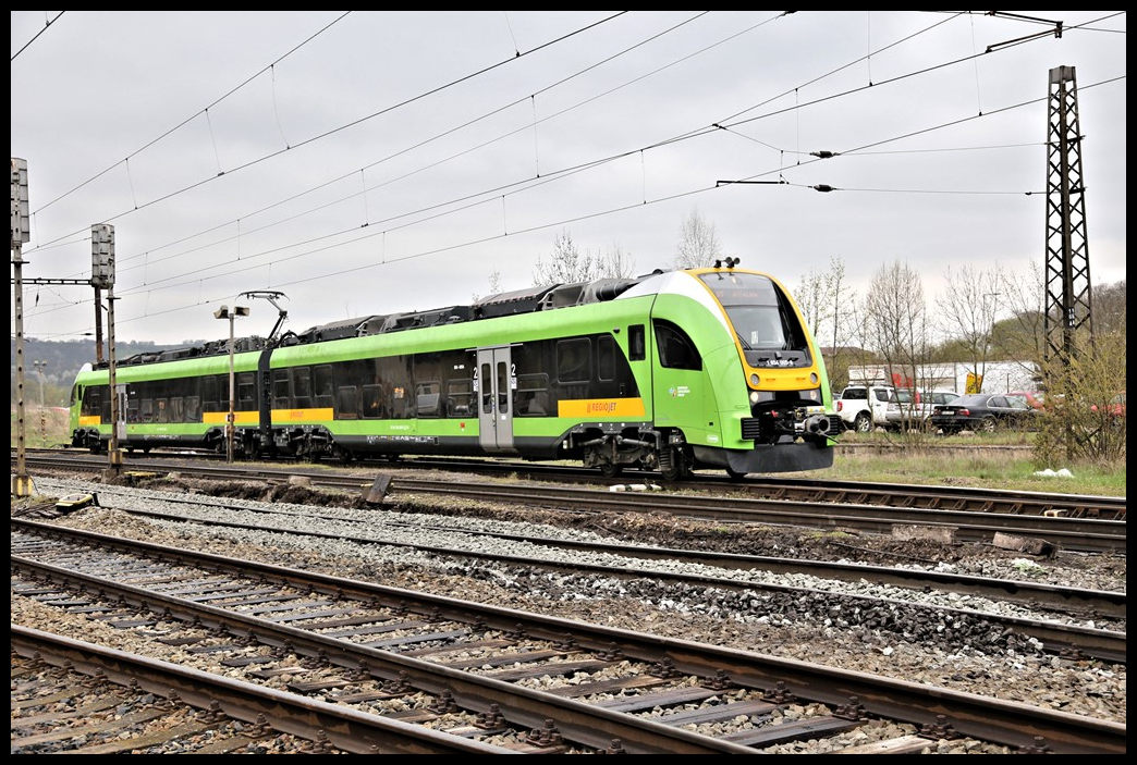 Nach kurzem Halt am provisorischen Bahnsteig fährt hier am 18.4.2023 um 11.15 Uhr in Rehlovice der CD 654005-8 weiter nach Usti nad Labem. Bedingt durch Bauarbeiten musste der Zug am Außengleis halten.