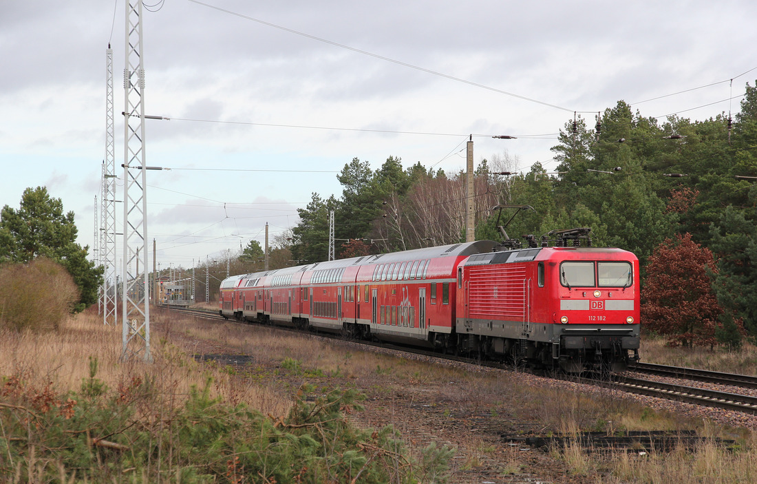 Nach kurzem Halt im Bahnhof Britz geht es für 112 182 nebst RE 3 weiter in Richtung Eberswalde bzw. Berlin.
Aufnahmedatum: 5. Januar 2018.