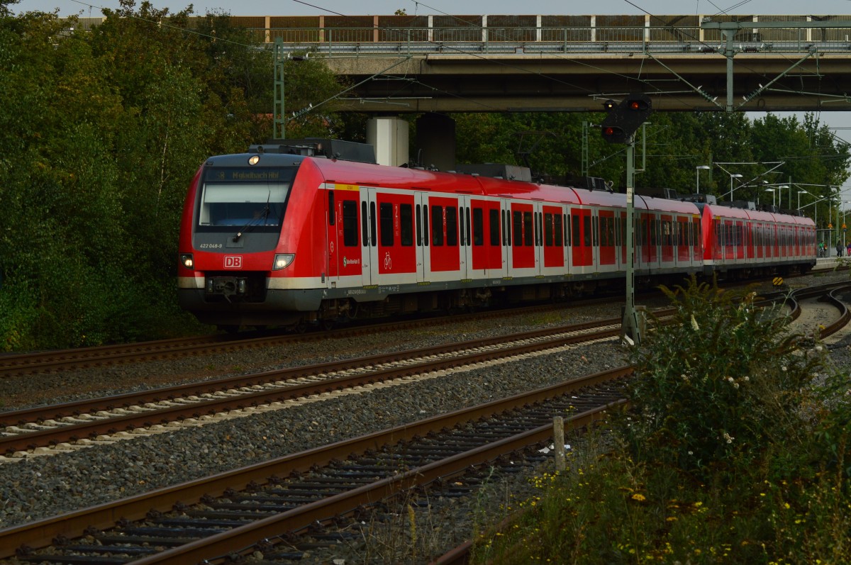 Nach kurzem Halt in Korschenbroich setzt der 422 048-9 seine Fahrt nach Mönchengladbach Hbf als S8 fort. Für einige die glauben ein Dejavue zu haben......genau am Donnerstag habe ich ihn an fast gleicher Stelle schon einmal abgelichtet. 13.9.2014