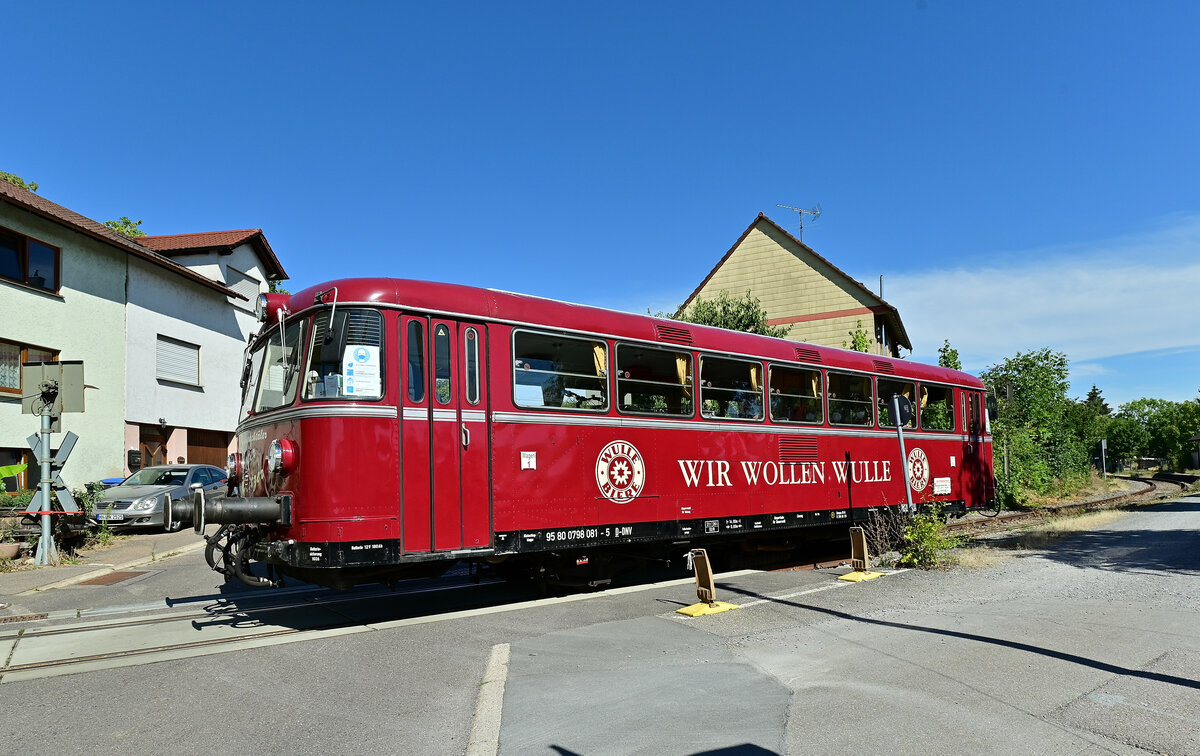 Nach kurzem Halt in Obergimper setzt der rote Flitzer seine Fahrt nach Untergimpern fort am Sonntag den 7.8.2022