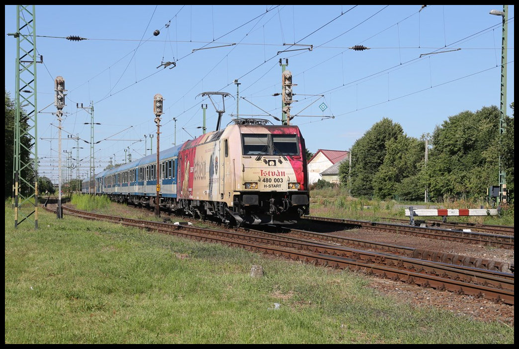 Nach kurzem Halt verlässt hier die MAV Werbelok ISTVAN 480003am 13.7.2022 um 16.36 Uhr mit einem IC aus Budapest den Bahnhof Zalakomar.