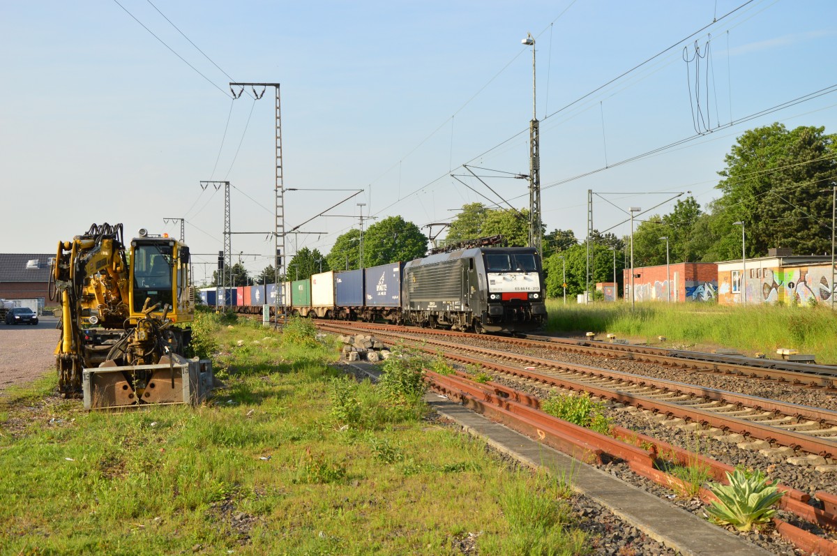 Nach eine kurzen Halt in Rheydt Hbf fährt die 189 213 mit ihrem Containerzug gleich in den eingleisigen Abschnitt zwischen Rheydt Hbf und Rheydt-Odenkirchen ein.5.5.2014