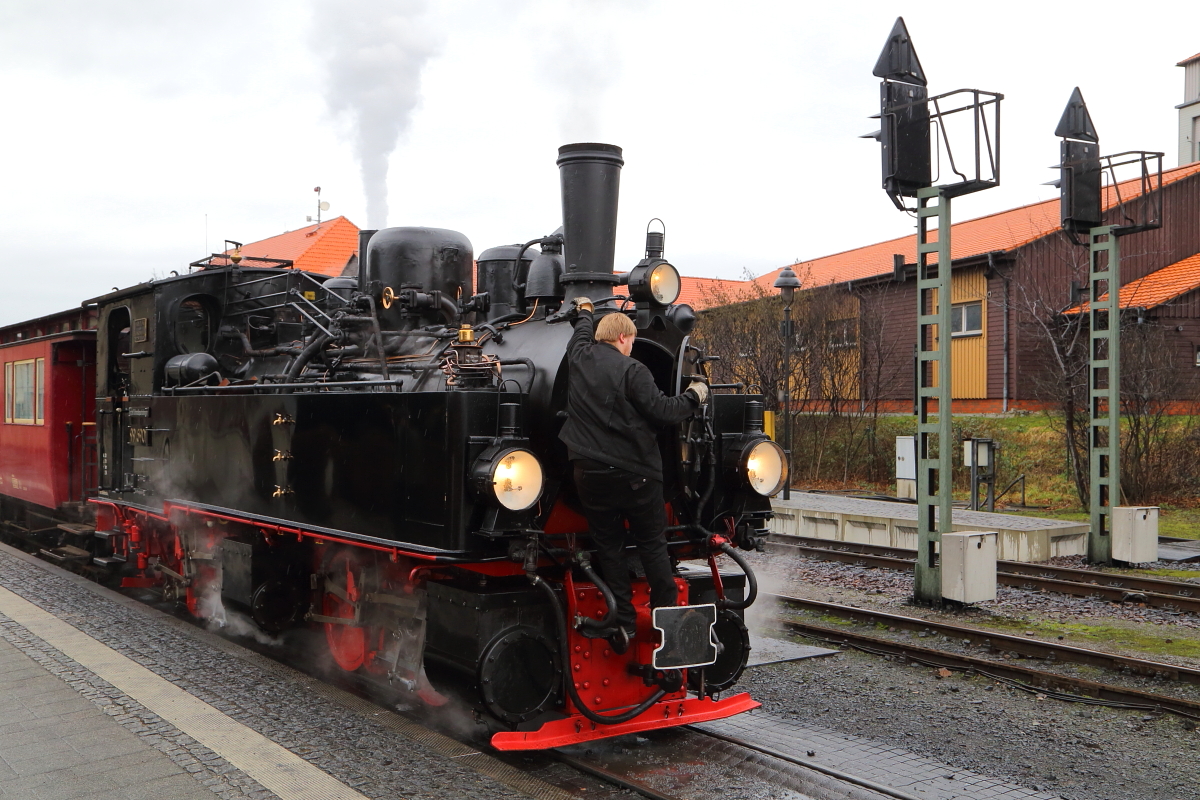 Nach einer kurzen Inspektion der Rauchkammer, wird bei 99 5901 jetzt die Rauchkammertür geschlossen, was vom Lokpersonal schon fast  akrobatische  Fähigkeiten verlangt! ;-) Kurz darauf geht es dann los, mit einem IG HSB-Sonderzug hinauf zum Brocken. (Aufnahme vom 05.02.2016 im Bahnhof Wernigerode)