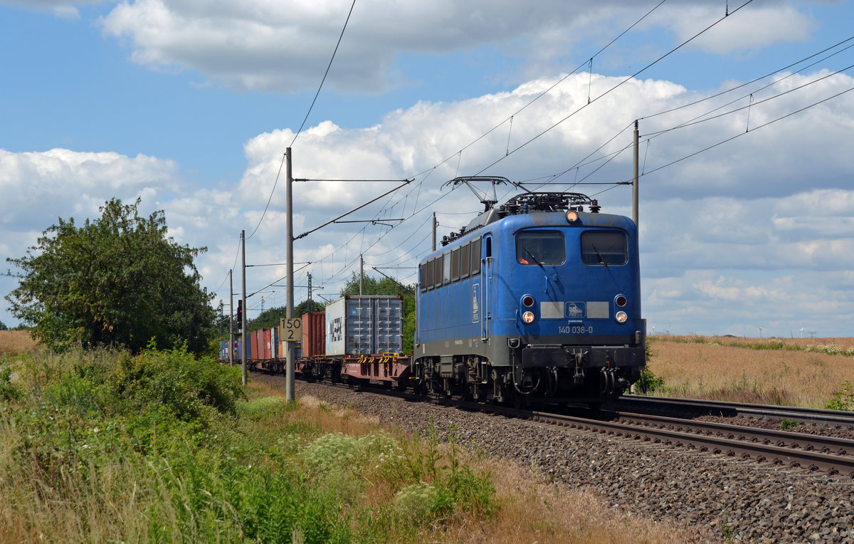 Nach einer kurzen Pause im Bahnhof Niederndodeleben setzte 140 038 der Press mit einem Containerzug der Metrans seine Fahrt zum Containerterminal Leipzig-Wahren fort. Hier rollt er am 27.06.18 Richtung Magdeburg.