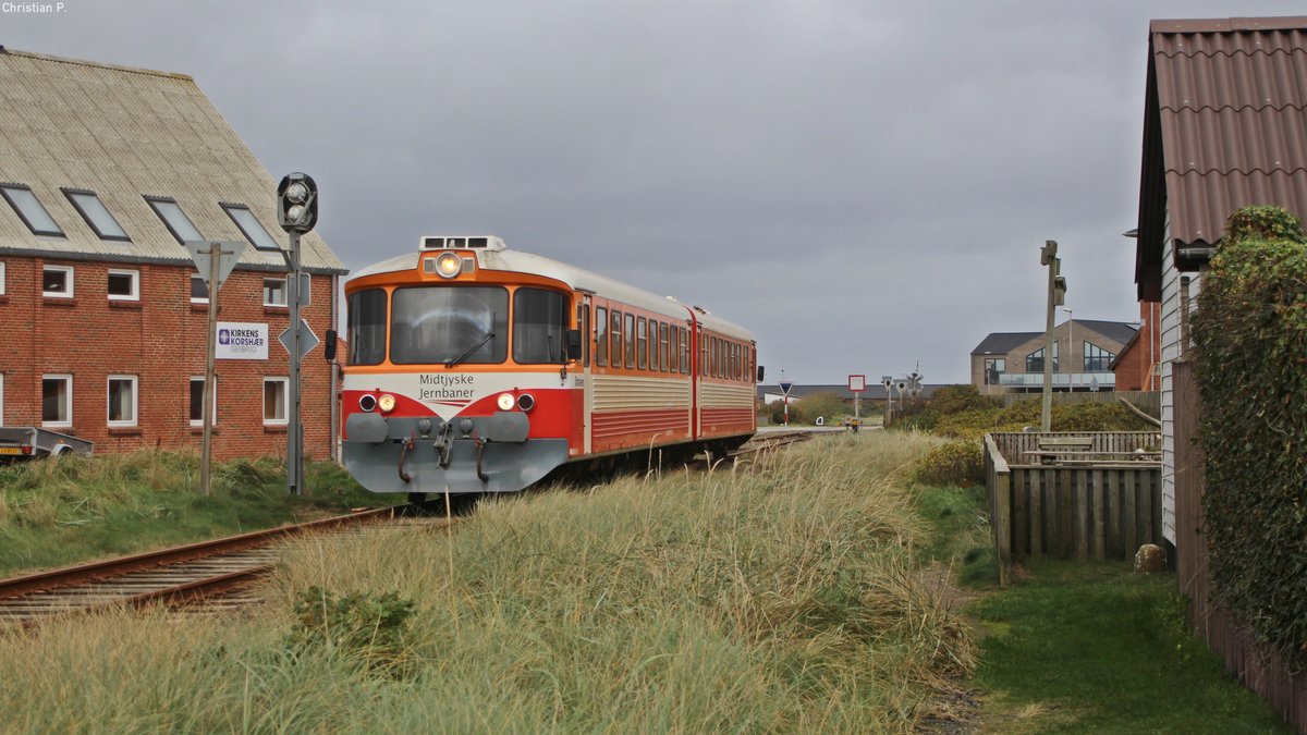 Nach kurzer wendezeit in Thyborøn fuhr YS602 112-3/YM601 012-6  Storåen  als R 973 in richtung Lemvig/Vemb ab.
Die in Dänemark als ML geführten Y-Tog werden im Volksmund auch  Lynette  genannt, was zu Deutsch Blitzchen bedeutet.
Die ab 1965 von der Waggonfabrik Uerdingen gebauten Triebwagen fanden bei einer vielzahl von Dänischen Privatbahnen großen anklang.
Mittlerweile hat nurnoch die Midtjyske Jernbaner (ehemals Lemvigbanen) die Fahrzeuge im bestand.
In derem Fuhrpark sind auch Einheiten anderer, mitlerweile nicht mehr existenten Bahnen zu finden bzw. ausgemusterte Fahrzeuge anderer Bahnen.
Jedoch ab 2019/2020 soll die Ära der  Lynetten  im Plandienst endgültig vorbei sein, die Midtjyske Jernbaner hat neue Fahrzeuge in Auftrag gegeben.
Das praktische Modulare System (YM-YM / YM-YS / YM-YP-YM / YM-YP-YP-YM) der verlängerbaren einheiten hat sich leider nicht groß durchgesetzt.
(YM=Motorwagen, YS=Steuerwagen, YP=Mittelwagen)