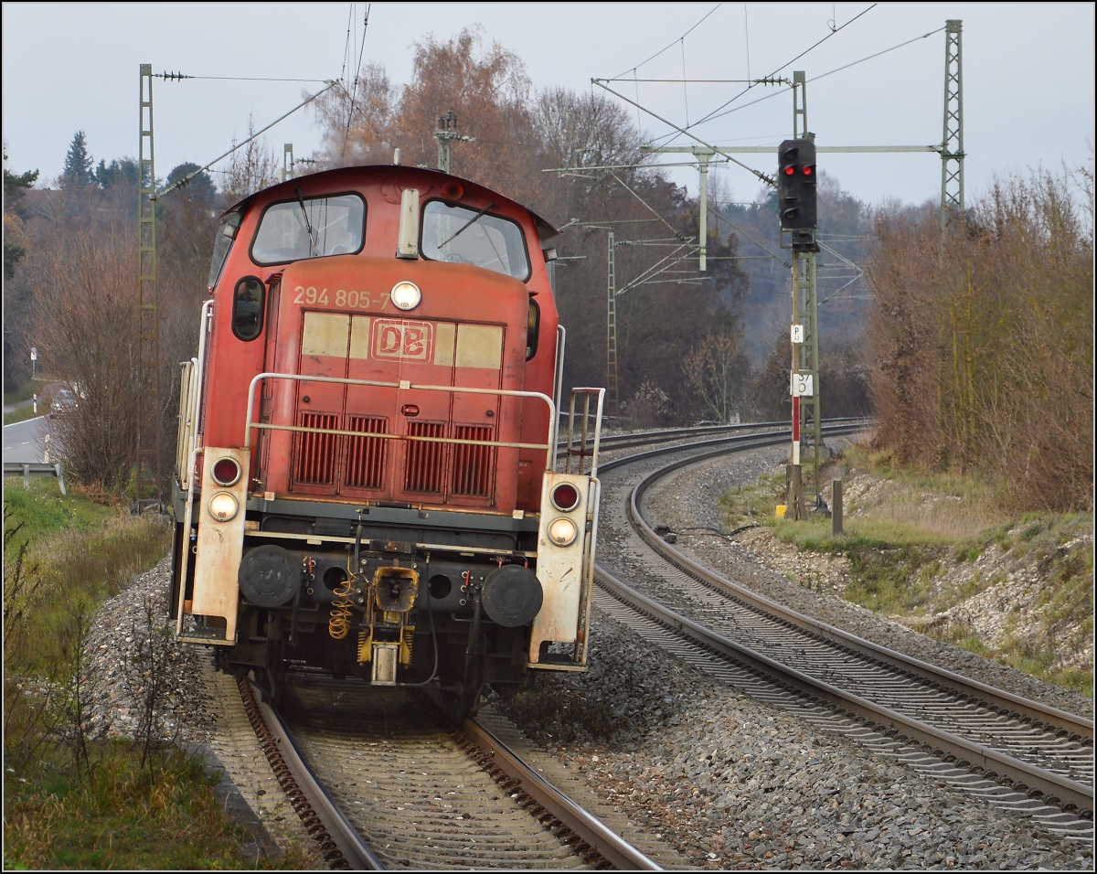 Nach einer Kurzwende in Engen dieselt 294 805-7 in Welschingen nocheinmal vorbei. Da in Mühlhausen und Welschingen außer den Gleisanschlüssen alle Weichen ausgebaut sind, muss man einen Umweg von 10 km fahren, um die Gleisanschlüsse zu bedienen. November 2015.