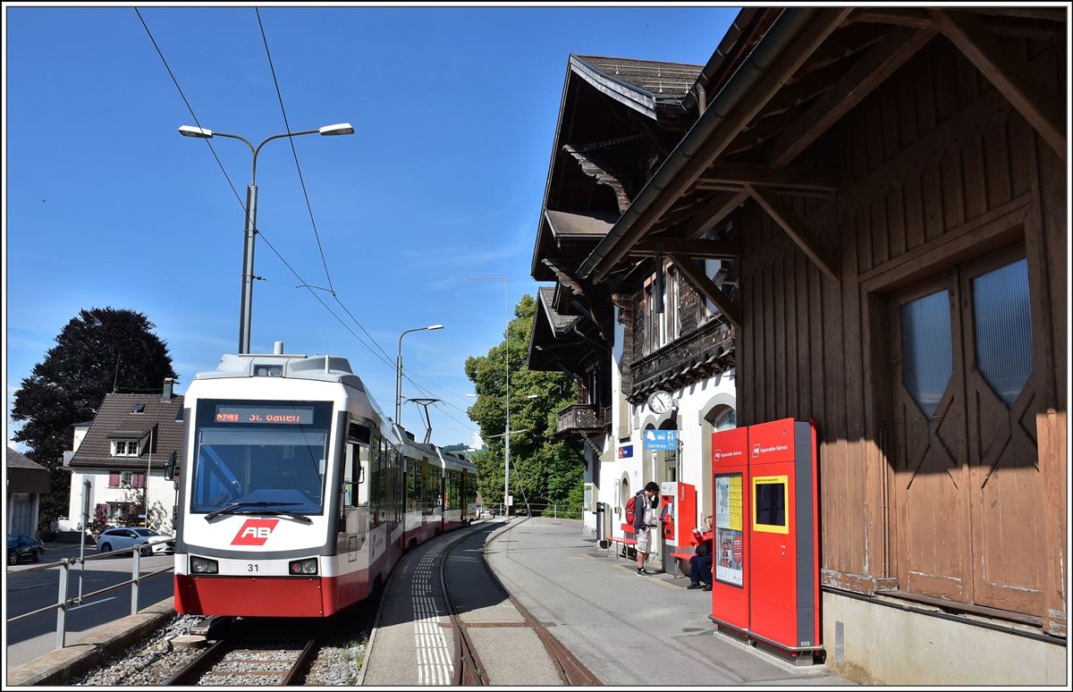 Nach der Kurzwende fährt Be 4/8 31 als S21 zurück nach St.Gallen. Auch die Tage dieser Triebwagen bei der AB/TB sind gezählt, werden doch mit Eröffnung der Durchmesserlinie nach Appenzell die neuen Tangos in Betrieb kommen. (25.06.2018)
