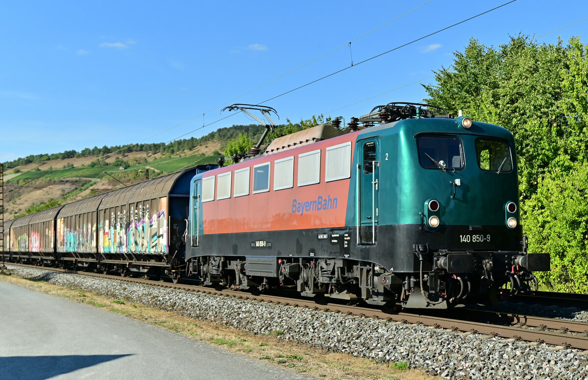 Nach längerem Warten kam sie dann doch noch die 140 850 der Bayern Bahn mit ihrem Henkelzug durch Thüngersheim gen Würzburg gefahren. 2.9.2022