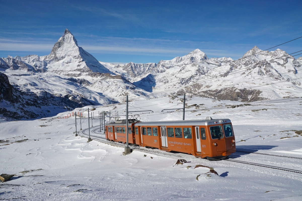 Nach längerer Pause (infolge Prüfungen) gibt es von mir hier wieder mal Fotos zu sehen. Zwar ist der Frühling bereits eingetroffen, trotzdem möchte ich Euch die vermutlich letzten Winterbilder der Saison nicht vorenthalten: Auf dem Bild zu sehen ist ein Zusatzzug, bestehend aus dem Bt 3071 und dem BDhe 4/4 3062 zwischen Rotenboden und Gornergrat (29.01.2017).