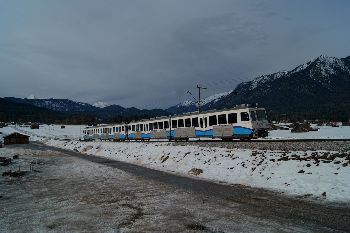 Nach der lngsten Frostperiode seit den 1980er Jahren hat am 04.02.2017 bereits Tauwetter eingesetzt als sich Tw 15 und 12 der Bayerischen Zugspitzbahn auf dem Weg vom Zugspitzplatt nach Garmisch dem Haltepunkt Kreuzeck-Alpspitzbahn nhert. Links vom Fotografen befindet sich die berhmte Kandahar-Abfahrt.
