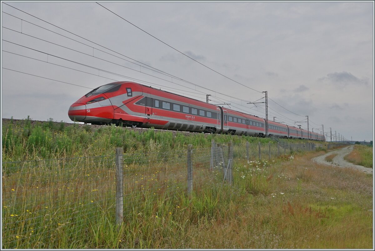 Nach den lange geplanten Bildern des ETR 400 in Frankreich und des spontanen Umwegs in Spanien nach Bujaraloz für ein ETR 400 Bild, war es an der Zeit, auch im Heimatland des ETR 400 diesen auf einer Schellfahrstrecke zu fotografieren. Die Wahl viel auf die Schnellfahrstrecken Milano - Torino, welche wir auf dem Weg in die Ferien kreuzen. Bei nicht gerade guten Wetter konnte ich bei Livorno Ferraris den FS Trenitalia ETR 400 053  als Frecciarossa FR 9508 fotografieren. Der ETR 400 053 zeigt sich in der neuen Frecciarossa Farbgebung  und ist von Roma Termini (ab 06:00) nach Torino Porta Nuova 11:05 auf der Schnellfahrstrecke Milano - Torino unterwegs.

15. Juni 2024 
