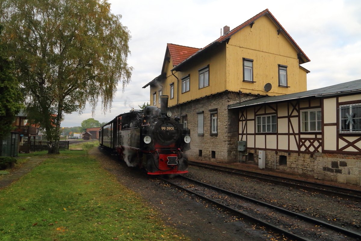 Nach langem Hin- und Herrangieren ist 99 5901 am 23.10.2016 im Bahnhof Gernrode nun endlich mit ihrem IG HSB-Sonderzug vereint. Sie wird diesen jetzt zügig zum Bahnsteig bringen und nach dem Einsteigen der Fahrgäste in Richtung Stiege starten, dicht gefolgt von 99 6001 mit einem Foto-Güterzug. Kurz hinter Gernrode, in Sternhaus-Ramberg, steht dann die erste Scheinanfahrt an.