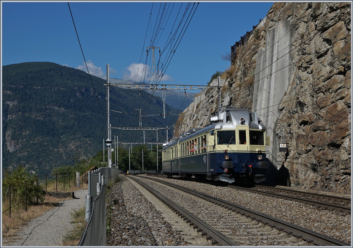 Nach langen Jahren des Wartesn bekam ich am 14. August 2016 den BLS BCFe 4/6 (Blauer Pfeil) entlich vor die Kammera!
Kurz nach Lalden, rollt der BLS BCFe 4/6 Richtung Brig.
14. Aug. 2016
