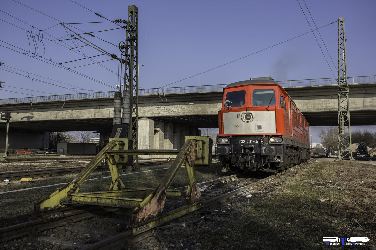 Nach langer Fehlersuche muss es wohl auf mysteriöse Art und weise ein Uploadfehler gewesen sein das der Himmel auf einmal lila war. Hier mein  Zuahausearchivbild  nochmal! 

Gerade am Ostbahnhof Regensburg angekommen rangierte 232 201-4 am 18.03.16 auf ihr Abstellgleis