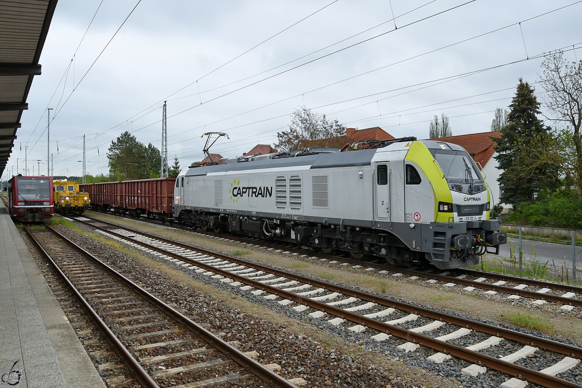 Nach langer Wartezeit kann die sich im Strommodus befindliche Hybridlokomotive 159 102-3 endlich abfahren, nachdem der Triebzug VT504 002 am Hauptbahnhof in Neustrelitz angetroffen ist. (Mai 2021)
