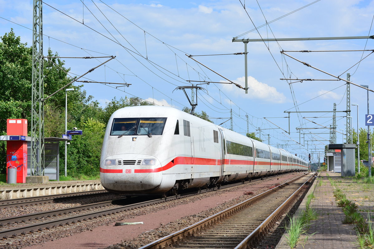 Nach langer Zeit endlich mal wieder einen 401er vor der Linse. Nachdem die RB40 bereits aus Wefensleben ausgefahren ist zeigte das Signal im Durchfahrtsgleis gen Helmstedt Fahrt im Gegengleis. 2min später kam ein 401er durch Wefensleben gedonnert. Er überholte die 225 133-8 mit Baugerümpel und überholte als nächstes die RB40 nach Braunschweig.

Wefensleben 30.07.2017