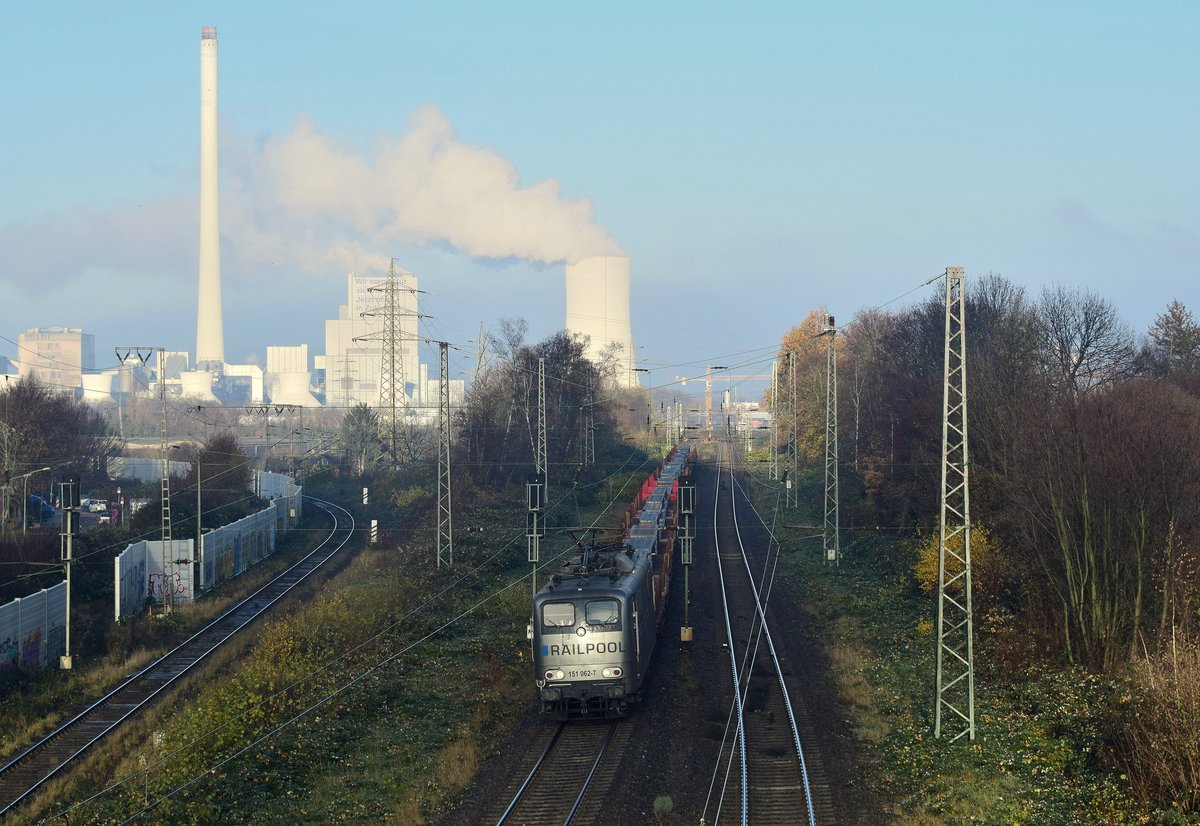 Nach langer Zeit kommen die 151er langsam wieder zurück. So konnte ich 151 062 im Railpool Design in Herne auf den Weg Richtung Bochum ablichten.

Herne 28.11.2020