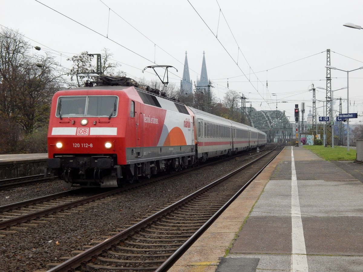 Nach langer Zeit wieder aufgetaucht kam die 120 112-8 mit dem IC 2416 durch Köln Deutz gefahren und fährt nun weiter nach Hamburg Altona.

Köln Deutz 30.11.2014