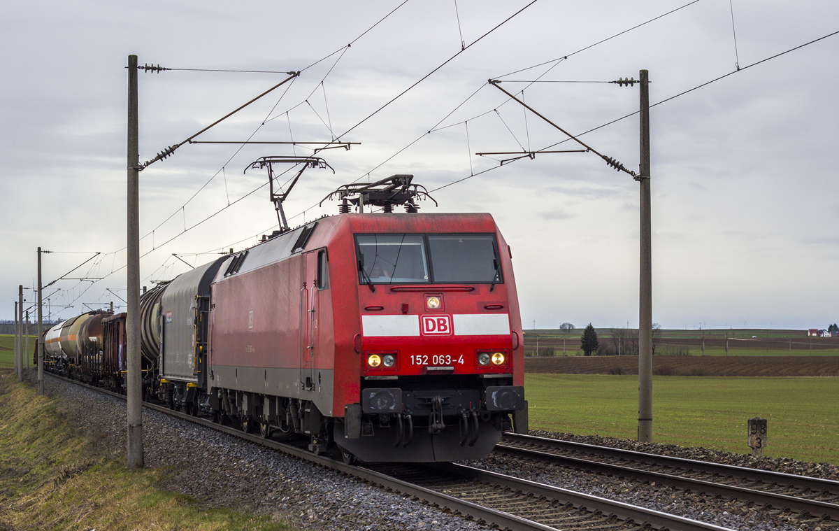 Nach der langgezogenen Linkskurve geht es für 152 063-4 mit ihrem gemischten Güterzug nur kurz geradeaus, bevor die nächste Rechtskurve folgt... Zu sehen gibt es diese dann das nächste Mal, wenn das Wetter wieder stimmt ;) Aufgenommen zwischen Gollhofen und Uffenheim am 08.02.2014