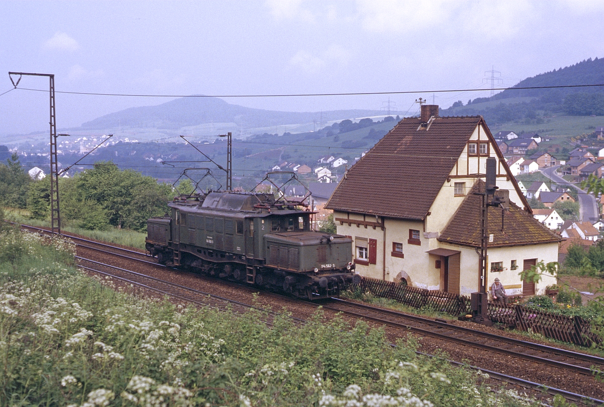 Nach Laufach zurückkehrende Schiebelok 194 582 vor dem in Privatbesitz befindlichen und als Wohnhaus genutzten Gebäude der ehemaligen Blockstelle  Hain  (24.5.1985).