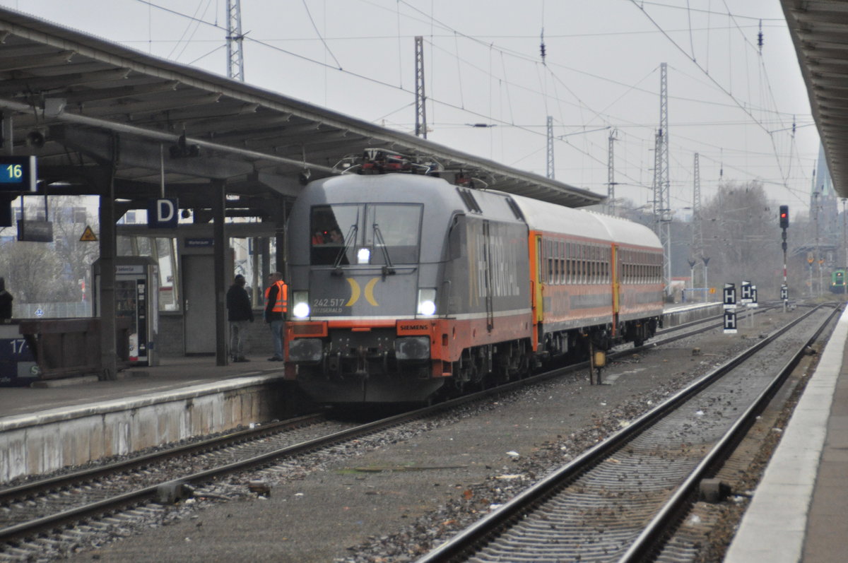 Nach Lokumlauf am Gleis 16 in Berlin Lichtenberg geht es zurück nach Stuutgart.
Die Fa. Locomore mit  Taurus-Hectorrail aus Zuglok.