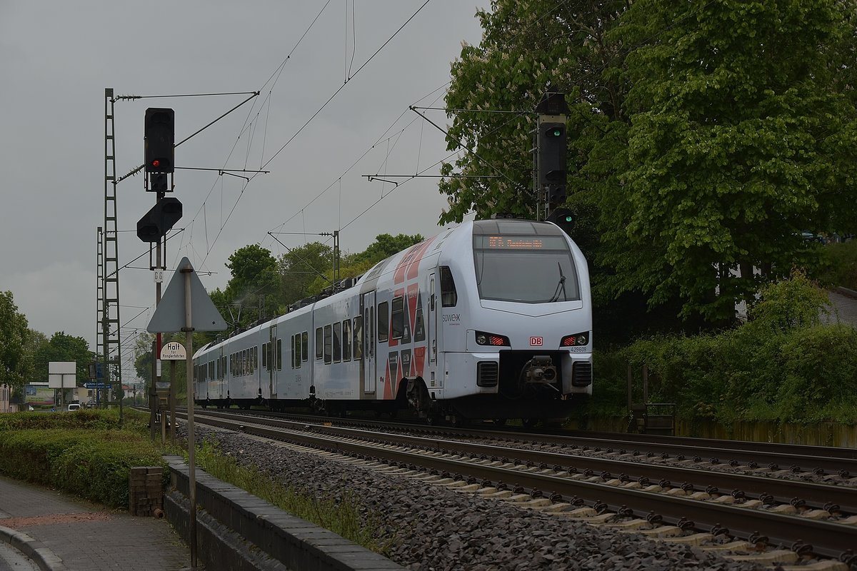 Nach Mannheim fahrend ist der SÜWEX 429 609 zwischen Nierstein und Oppenheim unterwegs.1.5.2017