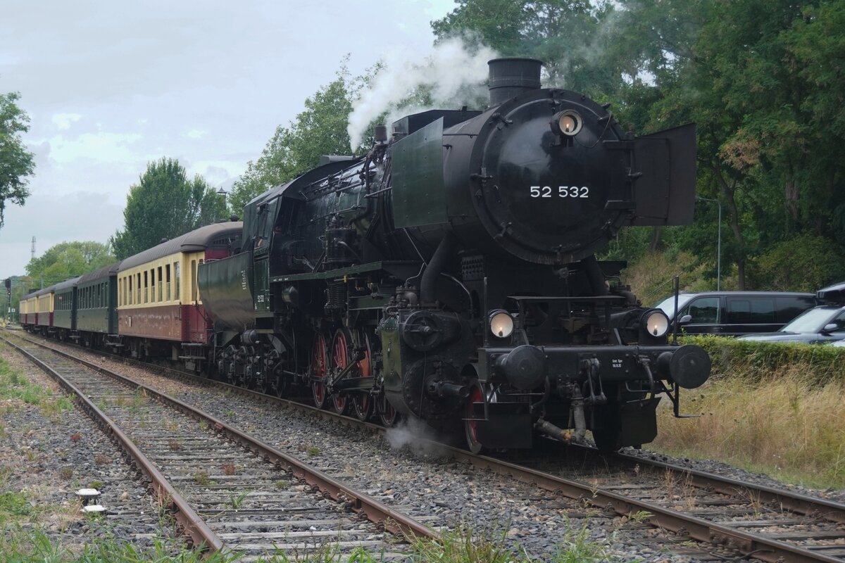 Nach mehr als 13 jahre Stillstand und Restauration,wobie die Lok zwischenzeitlich von Eigent�mer wechselte (VSM=>ZLSM) steht am 19 Augustus 2026 die 52 532 glanzend in Schin op Geul mit der Mittwoch fahrender Dampfpendelzug von und nach Simpelveld. Die Reisewagen sind ex-NMBS/SNCB Wagen aus die 1950er Jahren.