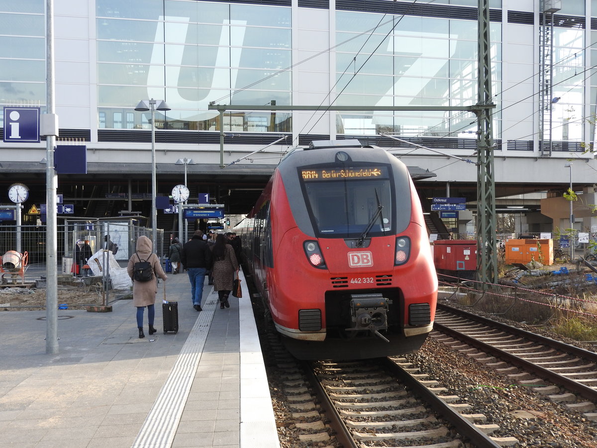 Nach mehr als elf Jahren Bauzeit geht ein weiterer Meilenstein in der Berliner Eisenbahngeschichte in Betrieb ,neben der neuen S9 Kurve bekommt der Bf. Ostkreuz einen Regionalbahnsteig unten Richtung Frankfurt/Oder und Richtung Südosten Brandenburgs