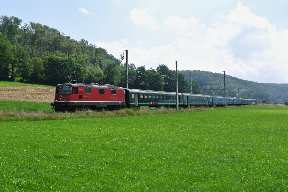 Nach mehreren Diensthalten hat der Extrazug nun Courtemache verlassen und ist auf die nur von Militrzgen befahrenen Strecke nach Bure eingebogen. Re 4/4 II 11118 mit ihrem EWII Pendel, 31.07.2014.