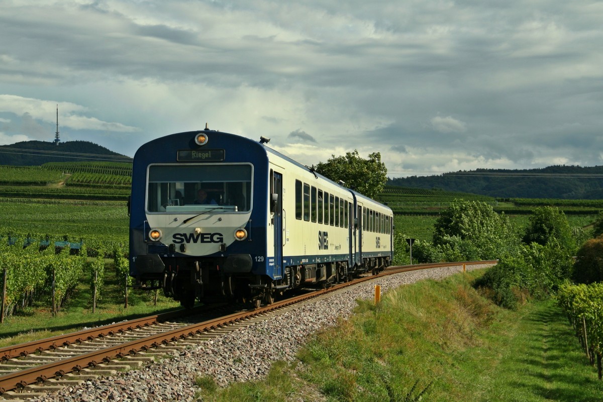 Nach mehreren Regengüssen konnte das NE81-Doppel VT 129 (626 129-0) und VS 200 (926 200-6) im Sonnenschein als SWE (DPN) 86156 von Breisach nach Riegel-Malterdingen auf der Kaiserstuhlbahn bei Burkheim(-Bischoffingen) aufgenommen werden.